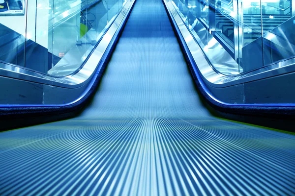 Escalera mecánica de la estación de metro — Foto de Stock