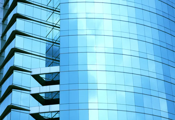 Moderne blaue Glaswand eines Wolkenkratzers — Stockfoto