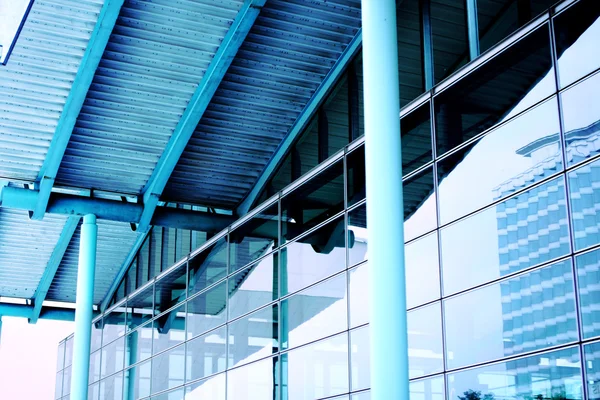 Moderna blått glasvägg av skyskrapa — Stockfoto