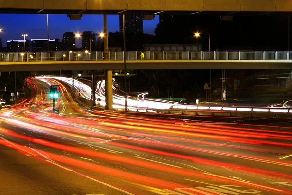 Calle de alto tráfico en hora punta por la noche — Foto de Stock