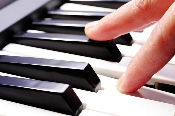 Руки играют музыку на фортепиано, руки и пианист, клавишник — стоковое фото