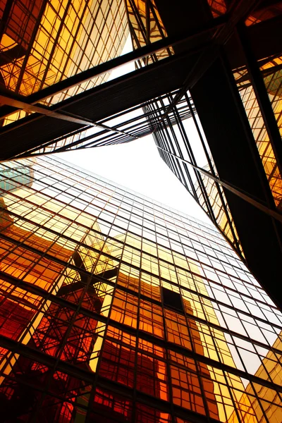 Взгляд на современные стеклянные небоскребы — стоковое фото