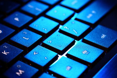 Mavi klavye kişisel bilgisayar