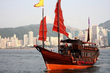 Geleneksel Çince teknede victoria Limanı, hong kong