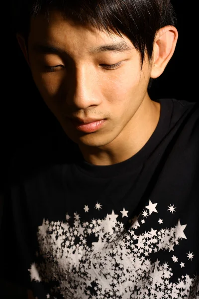 Perturbado - Retrato de jovem bonito asiático homem fechar os olhos . — Fotografia de Stock
