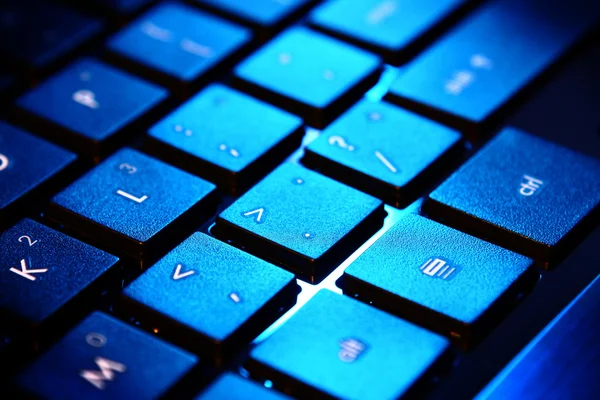 Синяя клавиатура персонального компьютера — стоковое фото