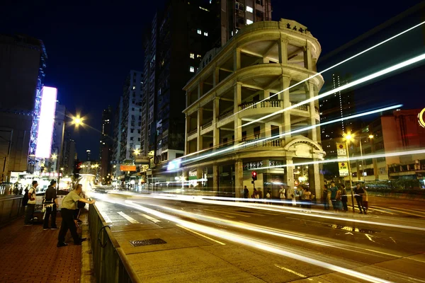 Snelrijdende auto 's' s nachts — Stockfoto
