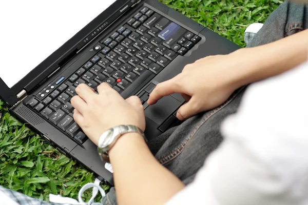 Homem usando um laptop ao ar livre — Fotografia de Stock