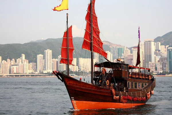 Traditionella kinesiska båt på victoria harbour, hong kong — Stockfoto