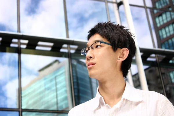 Asiatischer junger, gutaussehender Geschäftsmann im Bürogebäude — Stockfoto