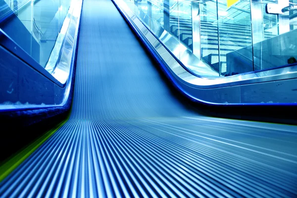 Escalera mecánica de la estación de metro en edificio moderno — Foto de Stock