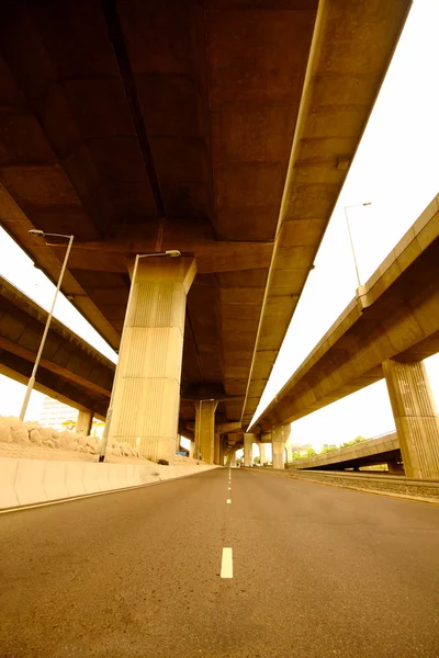 Autostrada pod mostem — Zdjęcie stockowe
