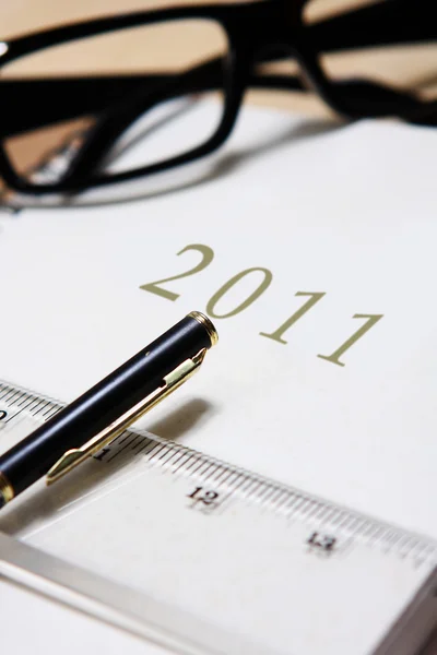 Lederen dagboek 2011 met pen en liniaal — Stockfoto