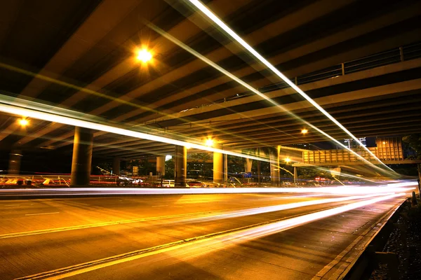 Megacity Highway por la noche con senderos ligeros — Foto de Stock