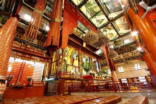 Buddha templom, a régi épület belsejében — Stock Fotó