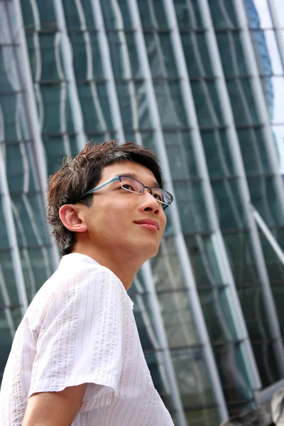 Asiático joven, guapo hombre de negocios en el edificio de oficinas — Foto de Stock