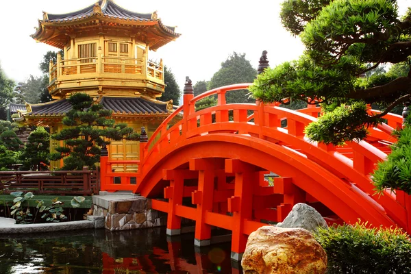 Восточный золотой павильон монастыря Чи Линь и китайский сад , — стоковое фото