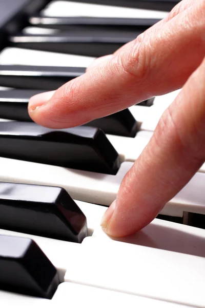 Mani che suonano musica al pianoforte, mani e pianista, tastierista — Foto Stock