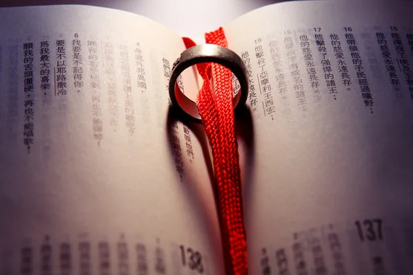 Anello nuziale su una bibbia cinese — Foto Stock