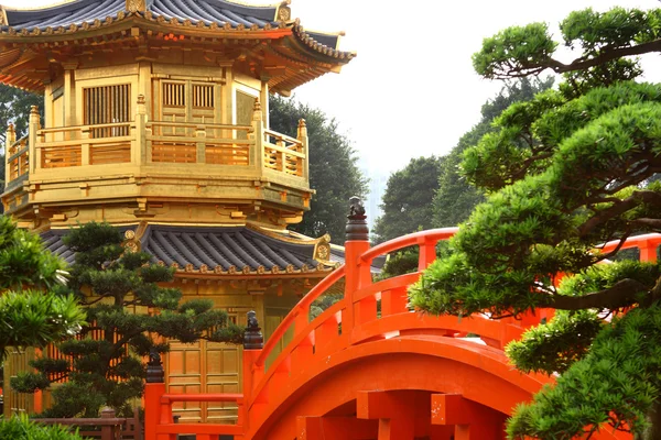 Oosterse gouden paviljoen van chi lin nonnenklooster en chinese tuin, — Stockfoto