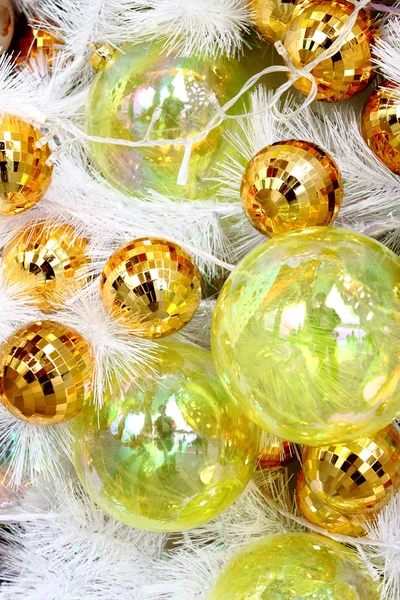 Різдвяні кульки на білому пір'їні — стокове фото