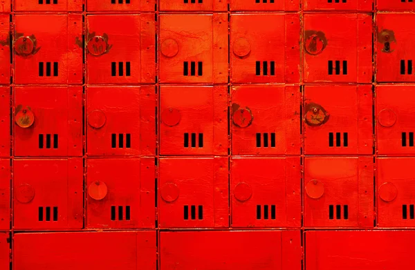 Стареющие почтовые ящики испанского кондоминиума деревянная стена ржавая латунь — стоковое фото
