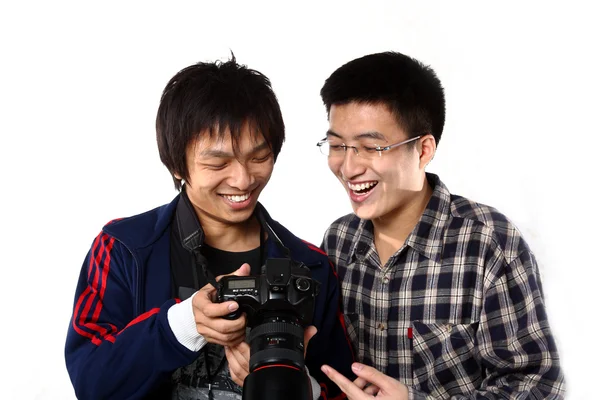 Dos asiático hombre viendo la foto en cámara —  Fotos de Stock
