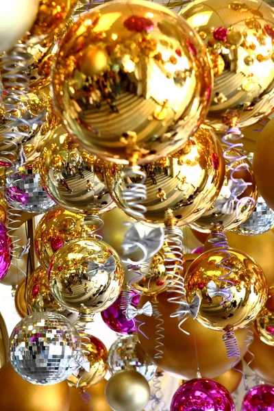 Muchas bolas de Navidad en diferentes colores —  Fotos de Stock