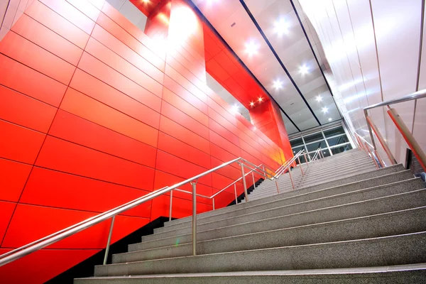 Lange Treppe in einem modernen Gebäude — Stockfoto