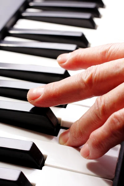 Klavier und Hand hautnah — Stockfoto