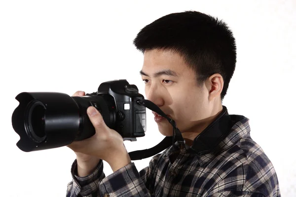 Молодий чоловічий фотограф в студії, ізольований на білому — стокове фото
