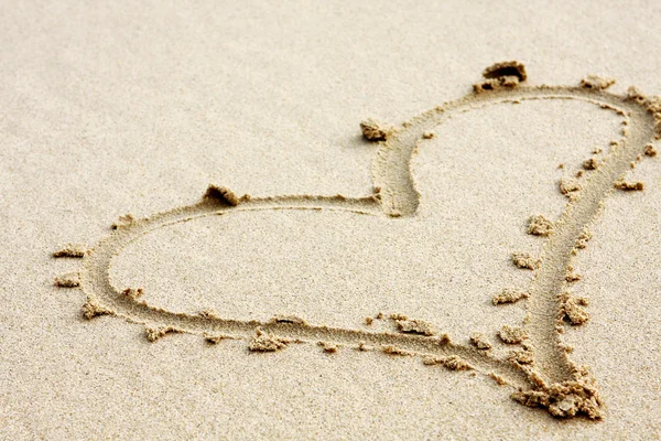 Corazones dibujados en la arena con mar y olas — Foto de Stock