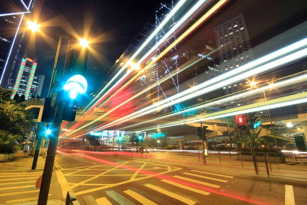 Megacity Highway à noite com trilhas de luz — Fotografia de Stock