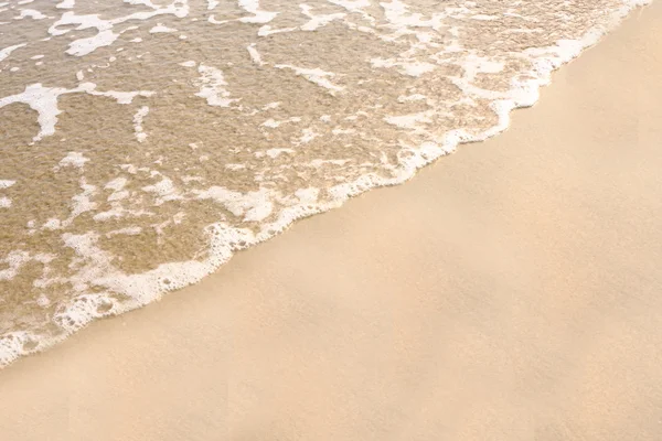 Песчаный пляж вода фон — стоковое фото