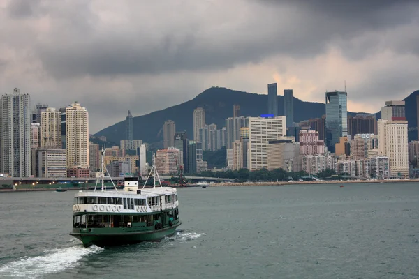 Barco em Victoria Harbor, Hong Kong — Fotografia de Stock