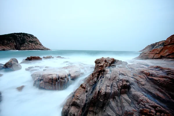 Gün batımında denize taş — Stok fotoğraf