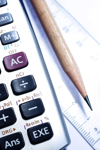 Close-up de régua, calculadora e lápis, foco na ponta do lápis — Fotografia de Stock