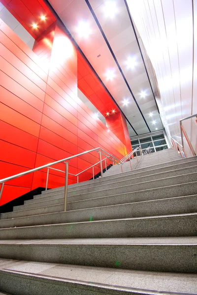 Escalier long dans un bâtiment moderne — Photo