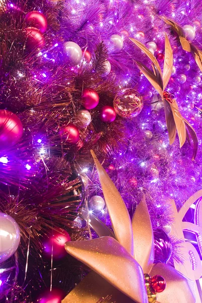 Kerstmis achtergrond met bal en bloem — Stockfoto