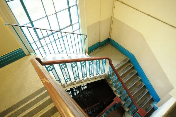 Vieil Escalier Intérieur Avec Fenêtre Pensée Lumière Soleil — Photo