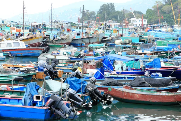Nombreux bateaux de pêche dans le quai — Photo