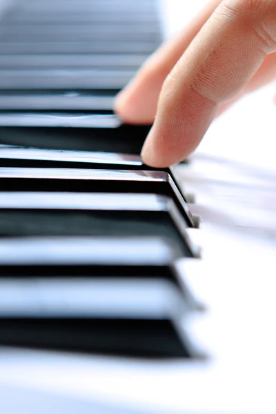 Крупним Планом Руки Молодого Чоловіка Який Грає Піаніно — стокове фото