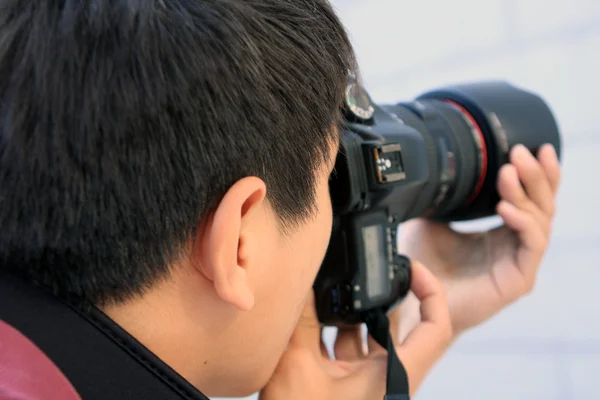 Genç Adam Fotoğrafçı Tarafından Dijital Kamera Fotoğraf Yapıyor — Stok fotoğraf