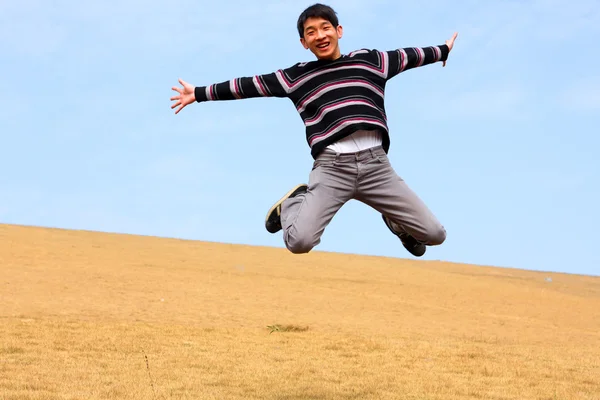 冬の日に幸せなジャンプ男 — ストック写真