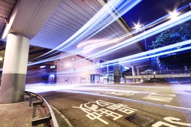 Akşamları çevre yolu trafiği olan modern şehir, Hong Kong