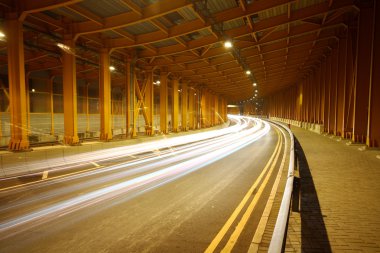 Akşamları çevre yolu trafiği olan modern şehir, Hong Kong