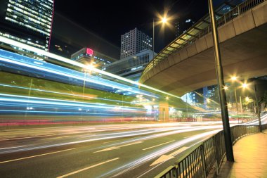 Akşamları çevre yolu trafiği olan modern şehir, Hong Kong