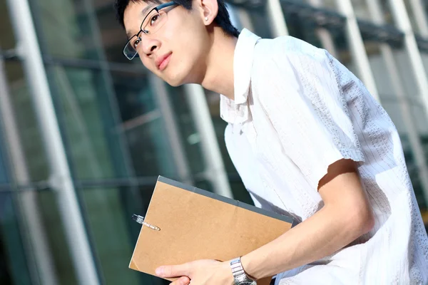 Jeune homme étudiant à l'extérieur — Photo