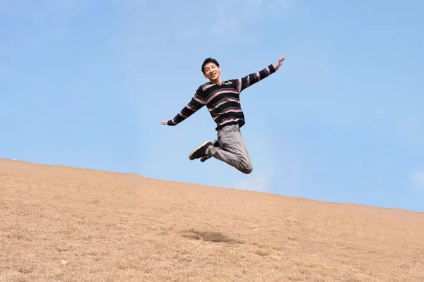 Feliz salto hombre en el día de invierno — Foto de Stock