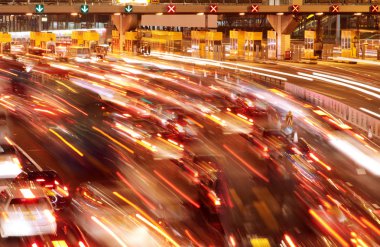 Gece şehir merkezinde trafik var, Hong Kong